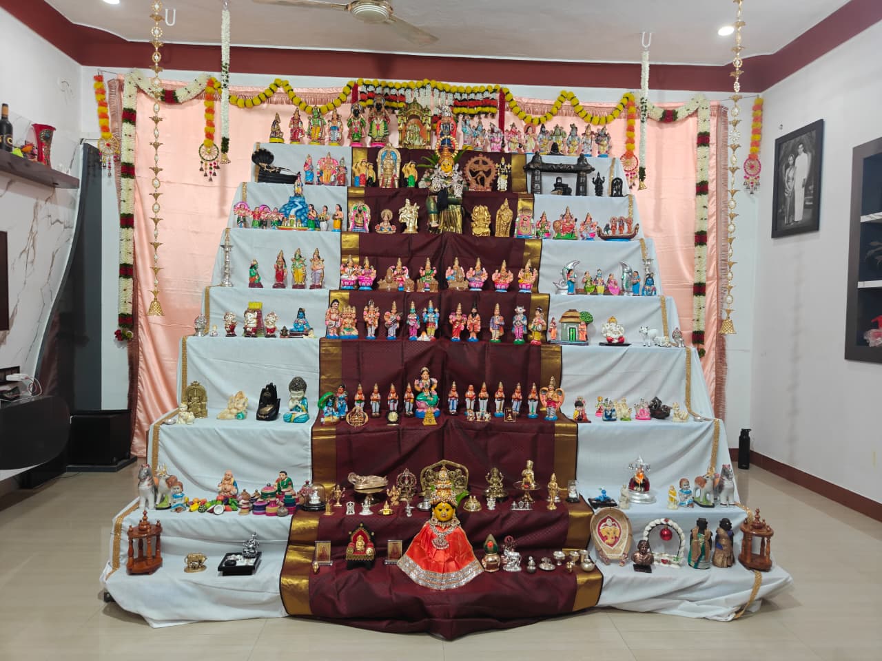 Anusuya VST கொலு, Seri