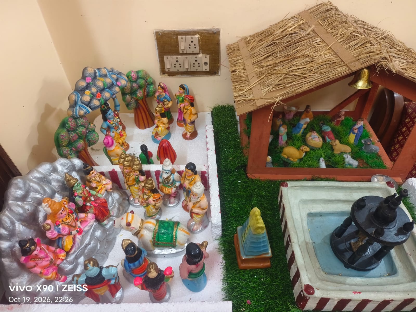 கொலு வைப்பவர் பெயர் 
வசந்தி மணிகண்டன் கொலு, மதுரை