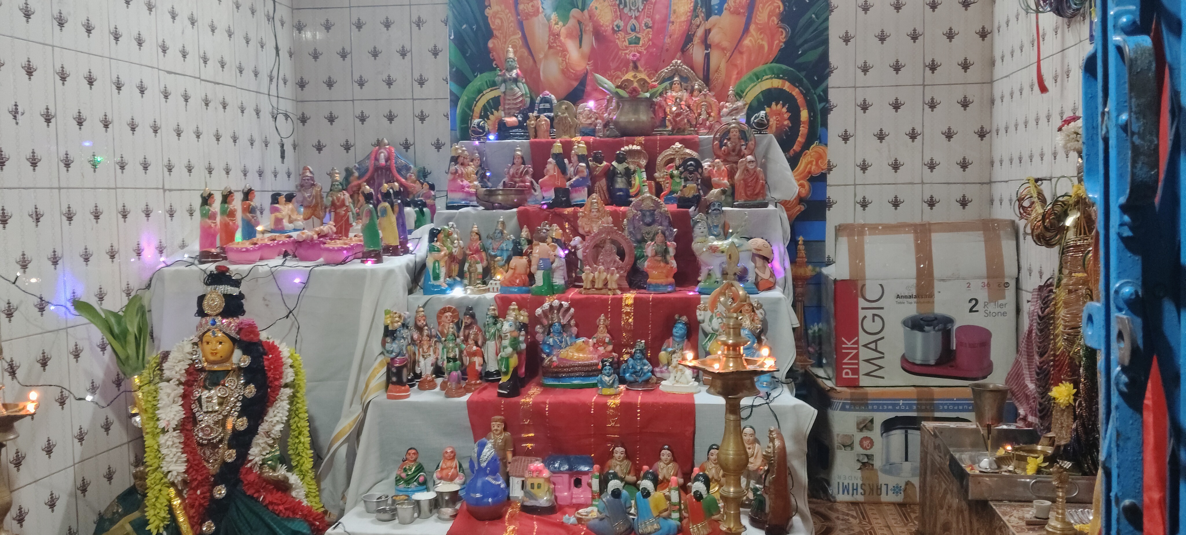 சீலைக்காரி அம்மன் கொலு வைப்பவரின் பெயர் மான்சி கொலு, மதுரை