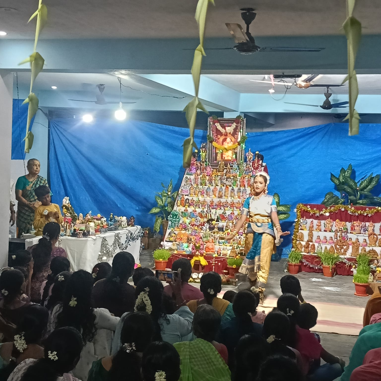 சிவகங்கை மாவட்டம், காரைக்குடி வட்டம், கண்டனூரில் திருமதி. வெ.ரமாமணி அவர்களின் இல்லம். கொலு, சிவகங்கை