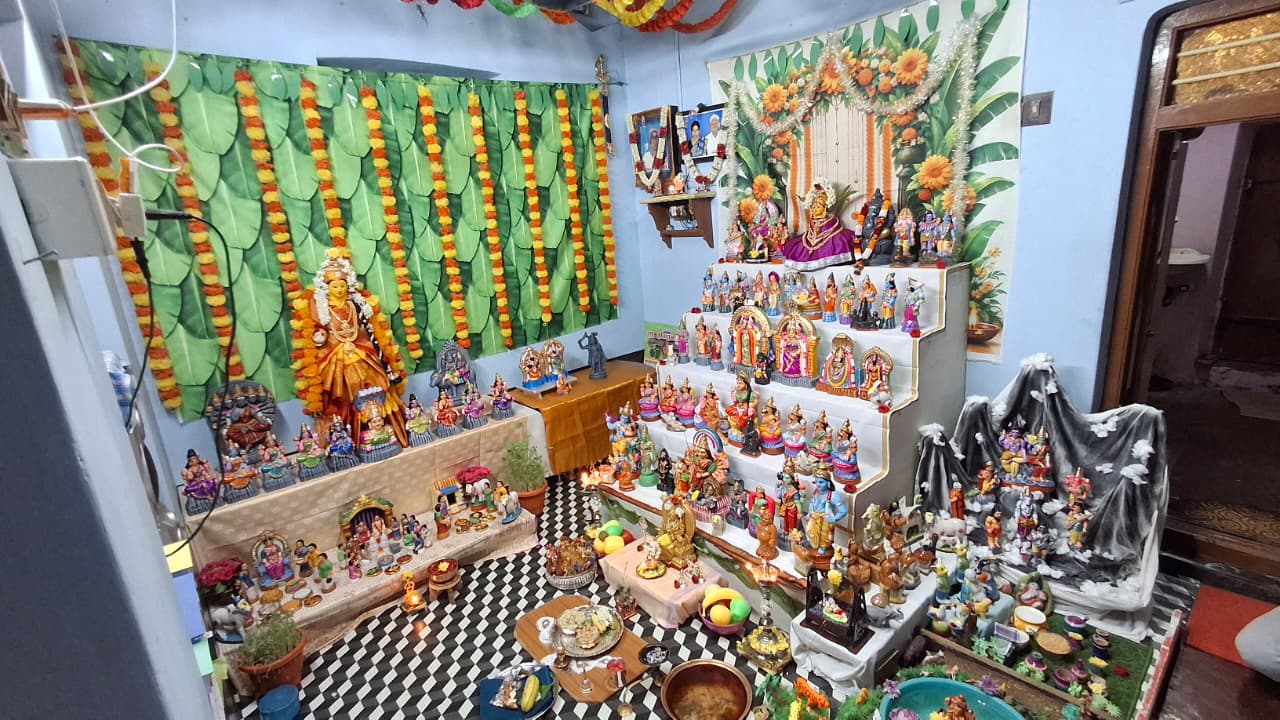S.முல்லை சுப்ரமணியன், கீழவீதி,சிக்கல், நாகப்பட்டினம் மாவட்டம். கொலு, நாகப்பட்டினம்