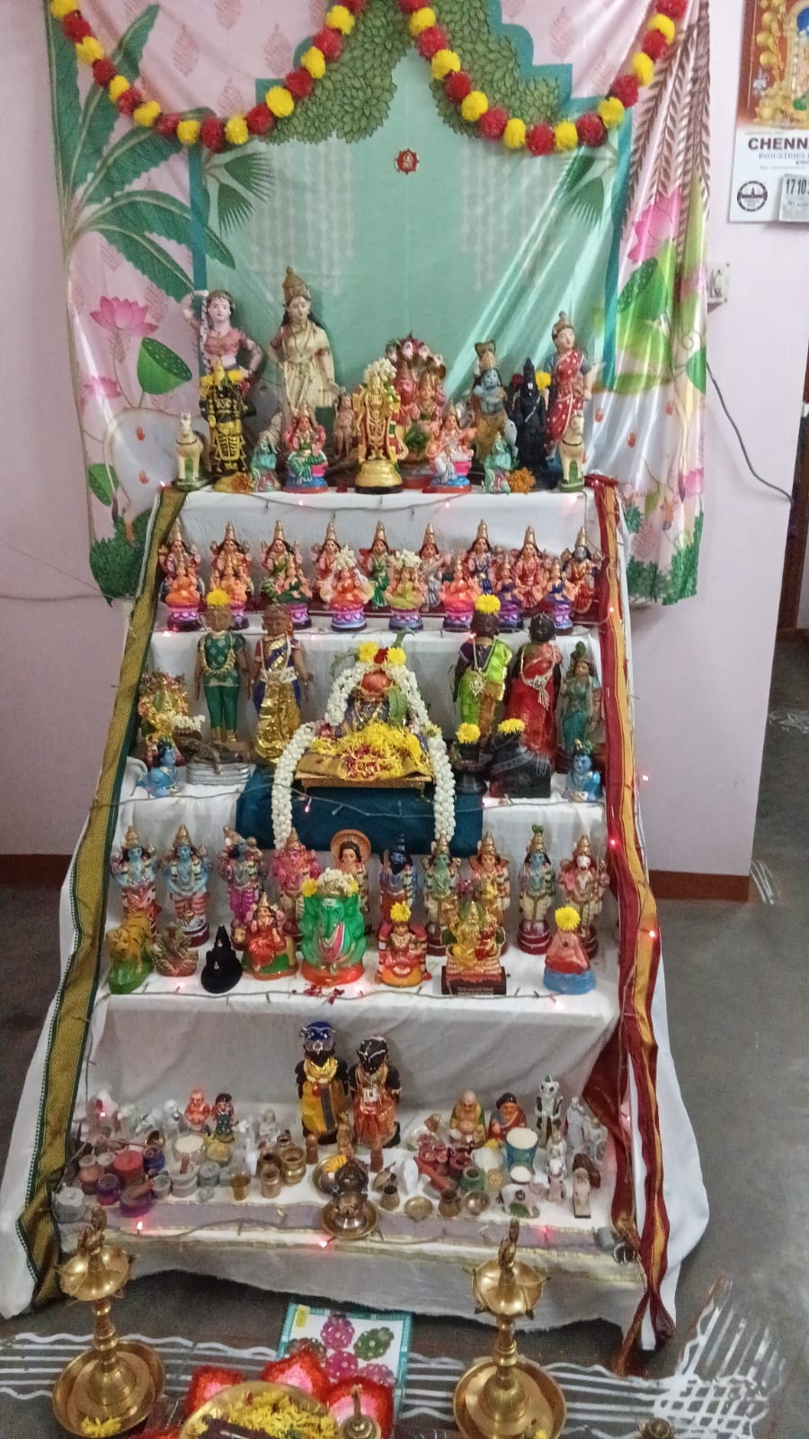 கொலு வைத்திருப்பவர் எனது மனைவி திருமதி. நா. காஞ்சனாதேவி. கொலு, கோயம்புத்தூர்
