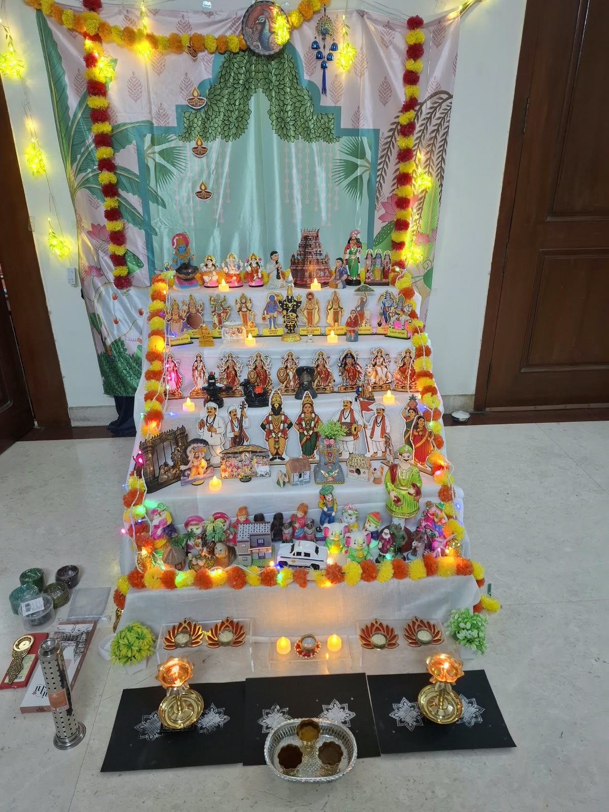 பிரியா சுந்தரராமன், 147 சீனிவாஸ் அபார்ட்மெண்ட்ஸ், முதல் தளம், செயிண்ட் மேரிஸ் ரோடு, ஆழ்வார்பேட்டை, சென்னை -18 கொலு, சென்னை