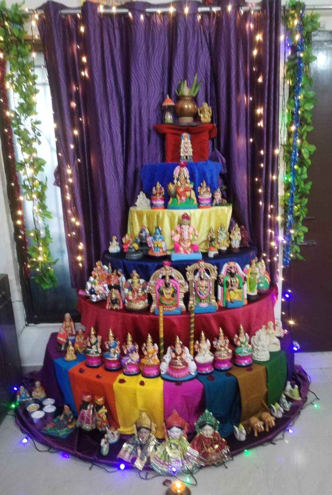 *சிறிய இடத்துக் கொலு* 
திருமதி வித்யா ரமேஷ்,
சுந்தர்ராஜ் நகர்
திருச்சி - 20 கொலு, Trichy