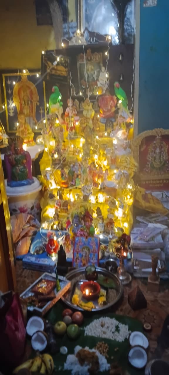 முனைவர் மு. ஜோதிலட்சுமி
எம்.ஏ, எம். ஏ; எம்.ஏ, எம் ஃபில்; பிஎச்.டி, செட்,நெட்,
தமிழ்த்துறைத் தலைவர்
மொழிப்புலம்
தனலட்சுமி சீனிவாசன் பல்கலைக்கழகம்
சமயபுரம்
திருச் கொலு, திருச்சி