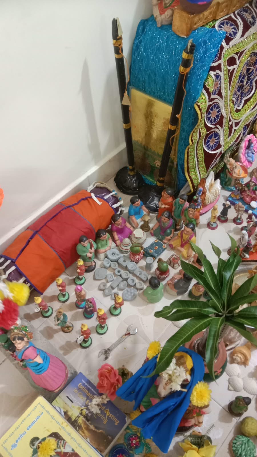 நான் ( முரளி ), என் மனைவி சீதாலெட்சுமி ,மகன் கோகுல் ராம் மூவரும் இணைந்தே வைப்போம். இல்லத்துக் கொலு, சென்னை - படம் 4