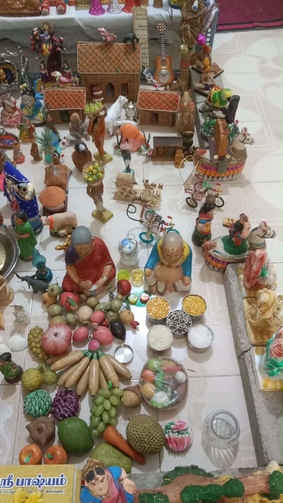 நான் ( முரளி ), என் மனைவி சீதாலெட்சுமி ,மகன் கோகுல் ராம் மூவரும் இணைந்தே வைப்போம். கொலு, சென்னை