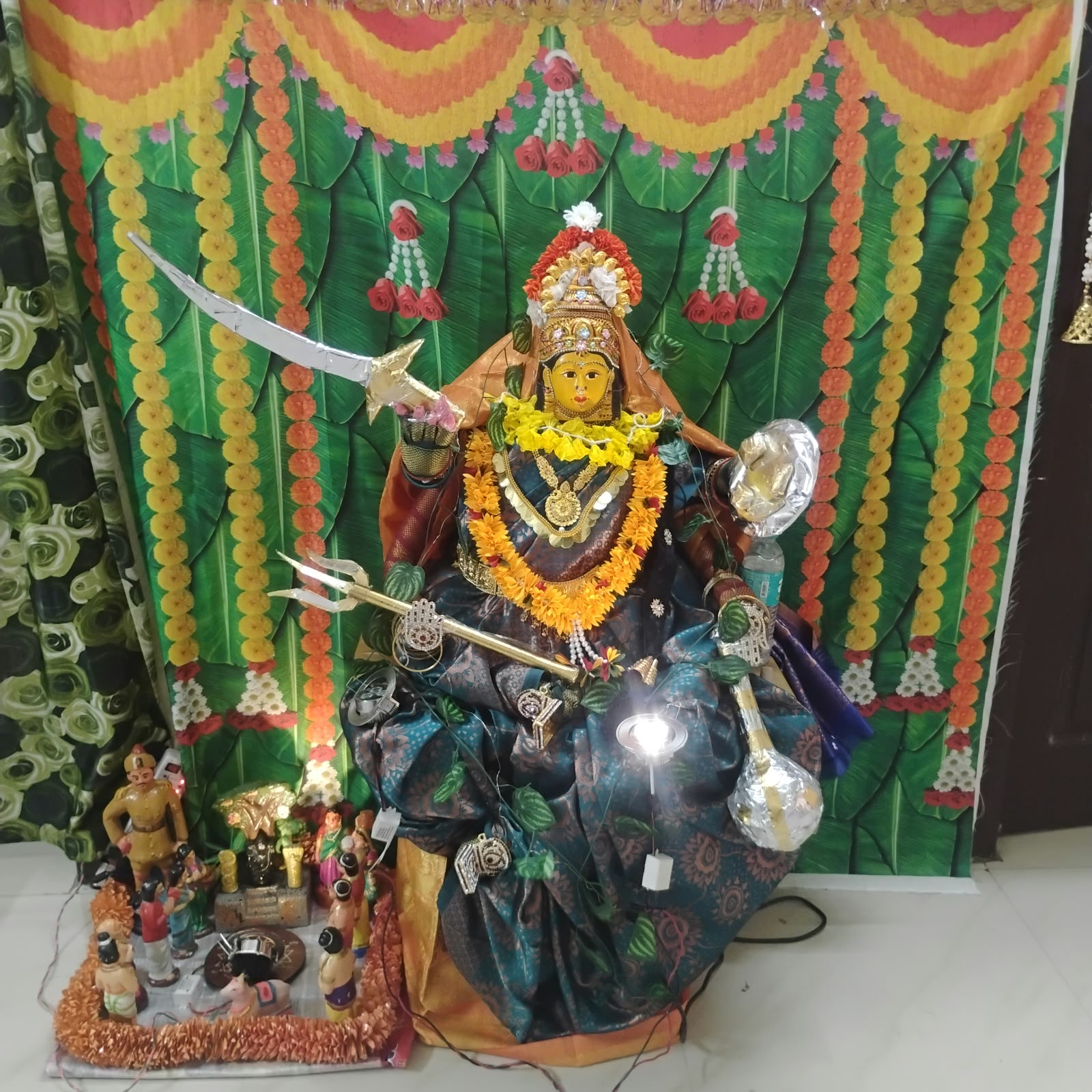 M. Rajalakshmi
 F3, Venkateshwara flats, plot 40
Voltas colony 50 feet road, Nanganallur, chennai 600061

pH: 9962652196 கொலு, சென்னை
