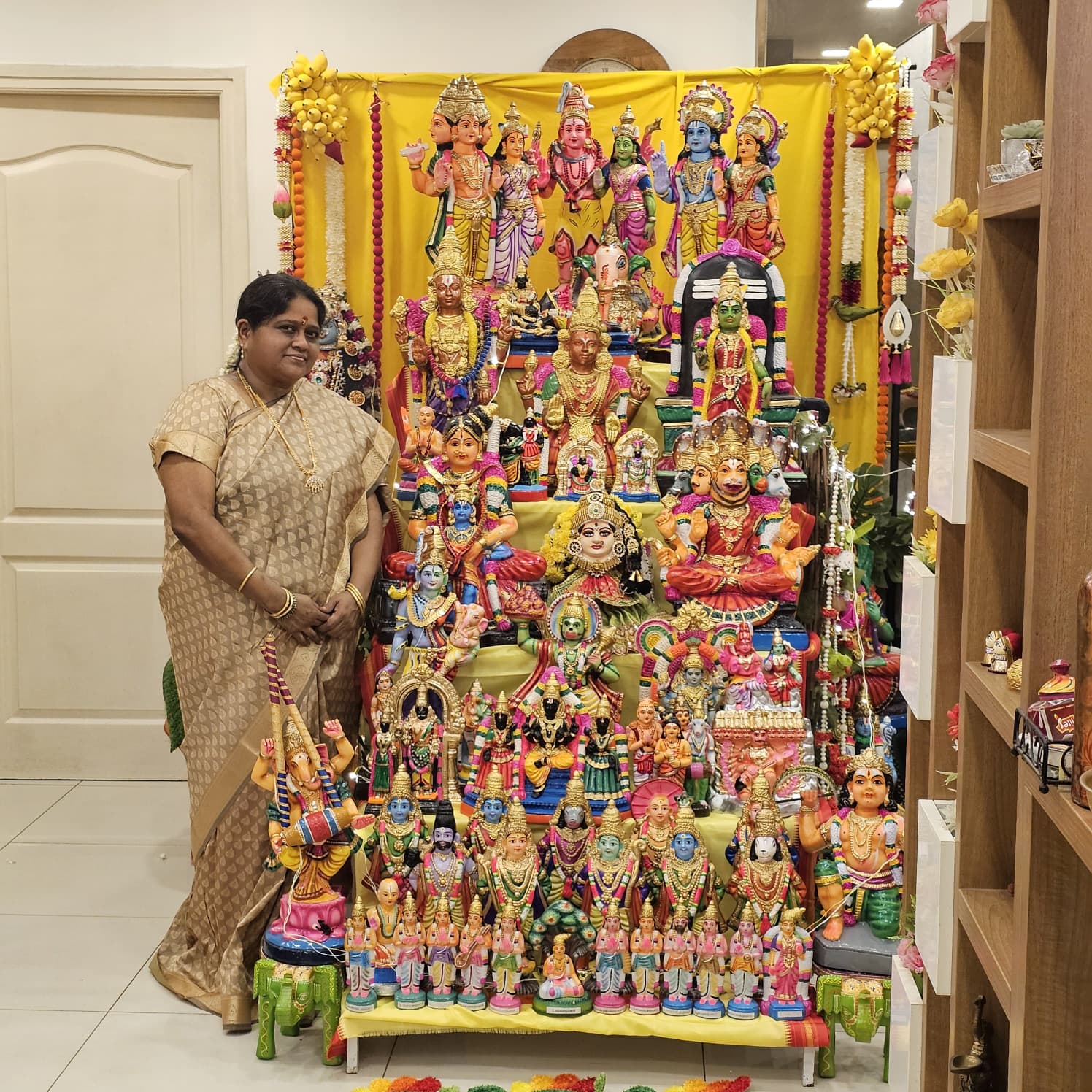 செல்வி சங்கர்
இடம்: சென்னை OMR
கருப்பொருள் (Theme): ஸ்ரீ வித்யா உபாசனை
தொடர்பு எண்கள்: 9841311736 / 9600040858 இல்லத்துக் கொலு, சென்னை - படம் 3